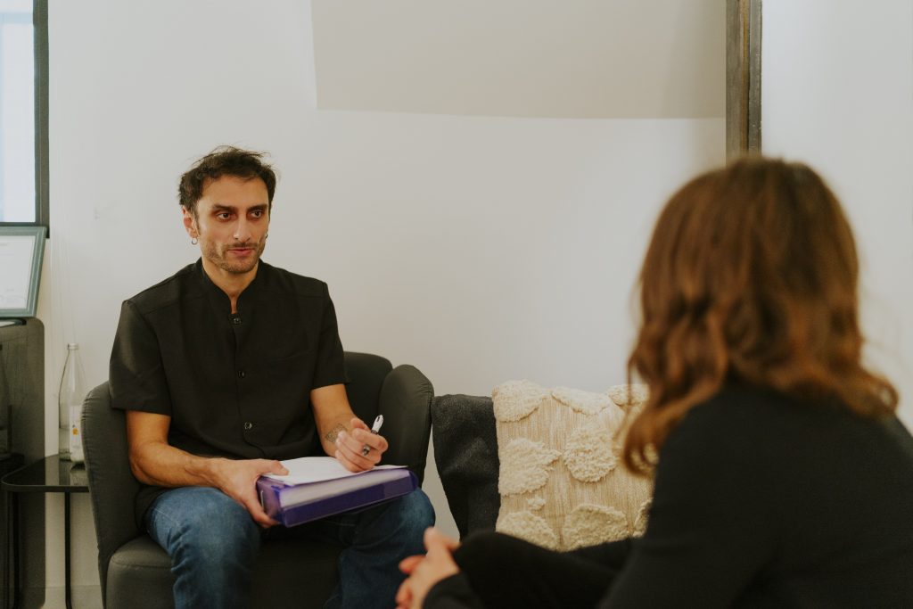 Temps d’échange avant une séance de thérapie manuelle des fascias à Marseille dans le cadre d’un accompagnement complémentaire du confort corporel.
