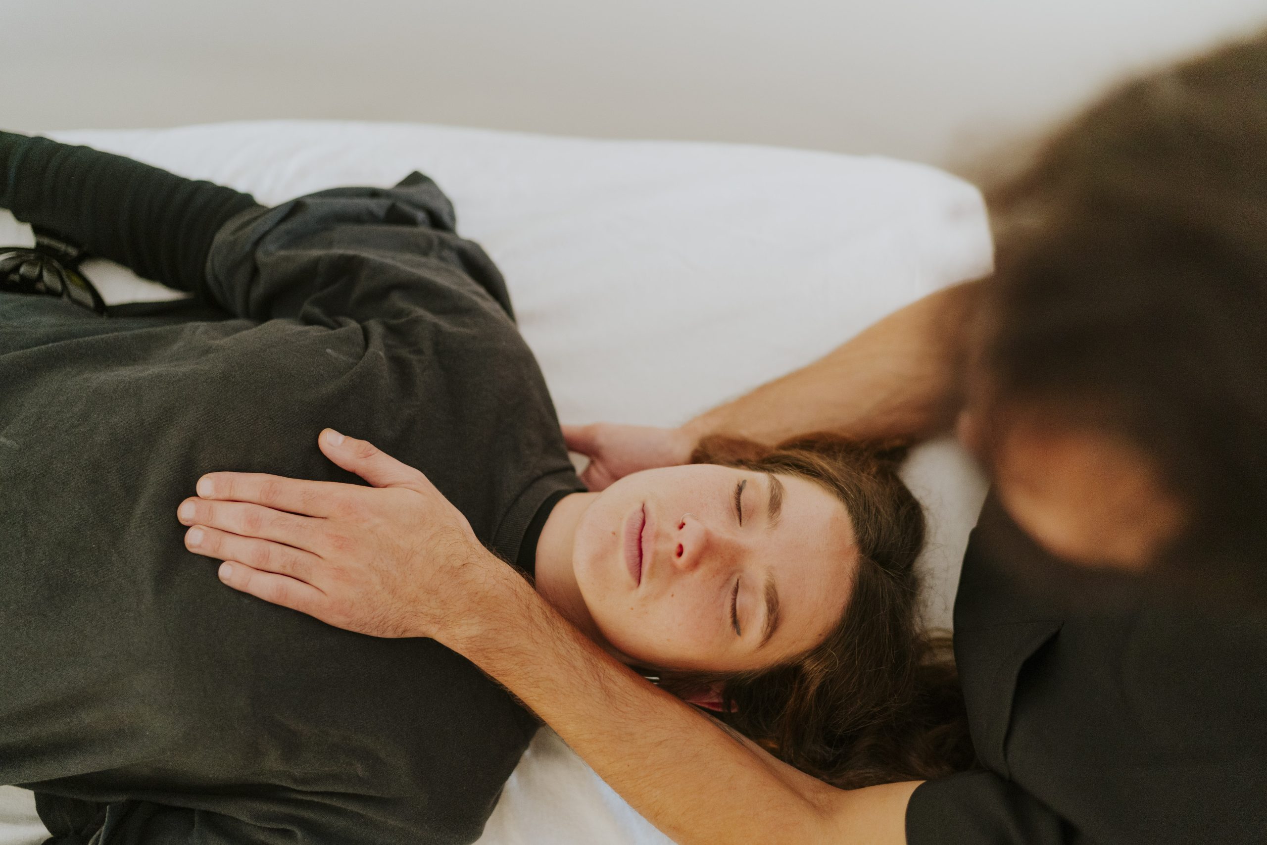 Séance douce de thérapie manuelle des fascias à Marseille pour accompagner la fatigue, le stress et le relâchement du corps.